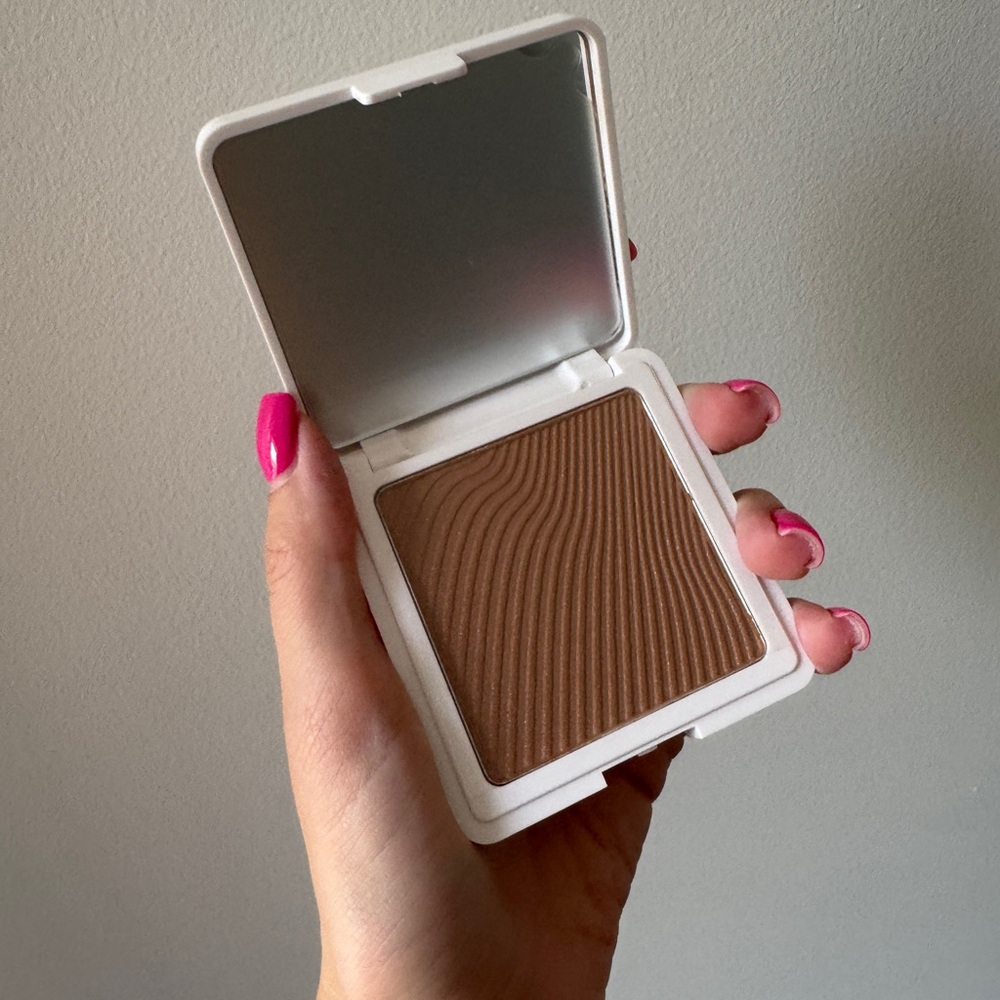 $8 add on / YC Collection Jireh Luminous Bronzing Powder. 9g